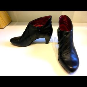 Tsubo Cusus ankle boots, black leather/red lining